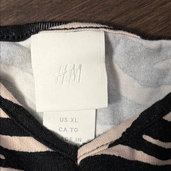 4/$20 H&M Zebra Print body suit, cream and black, size XL - Picture 2 of 7